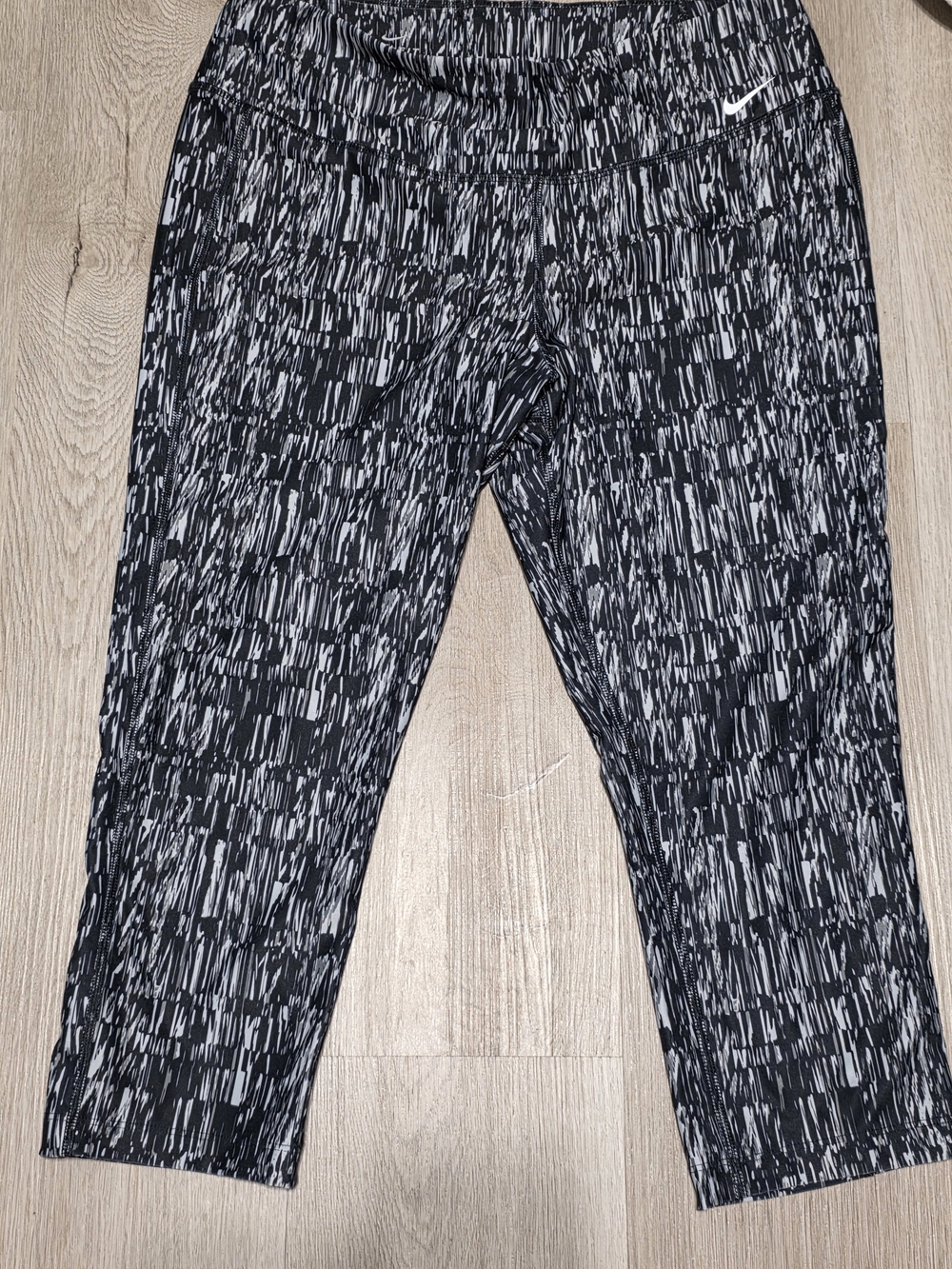 Nike Black & White Patterned Women’s Jogger Capri